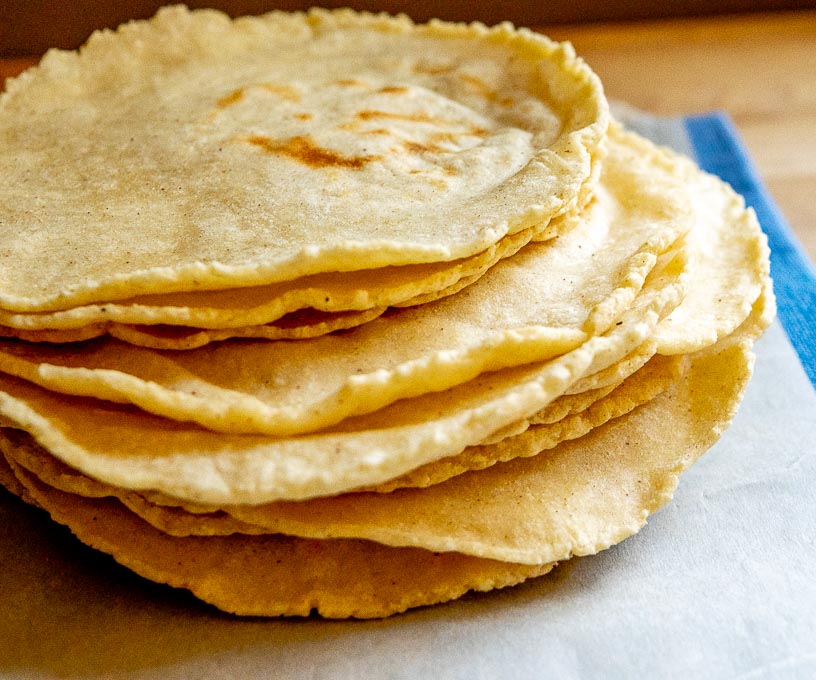 What's the difference between tortillas and pupusas? Do they look the same?